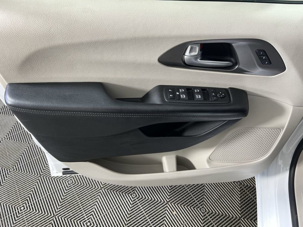 Used 2019 Chrysler Pacifica Limited FWD image 23