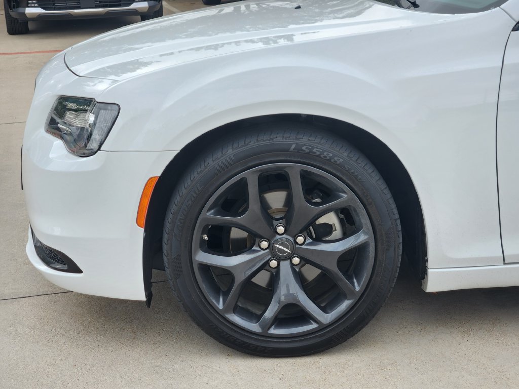 Used 2023 Chrysler 300 Touring w/ Sport Appearance Package RWD image 17