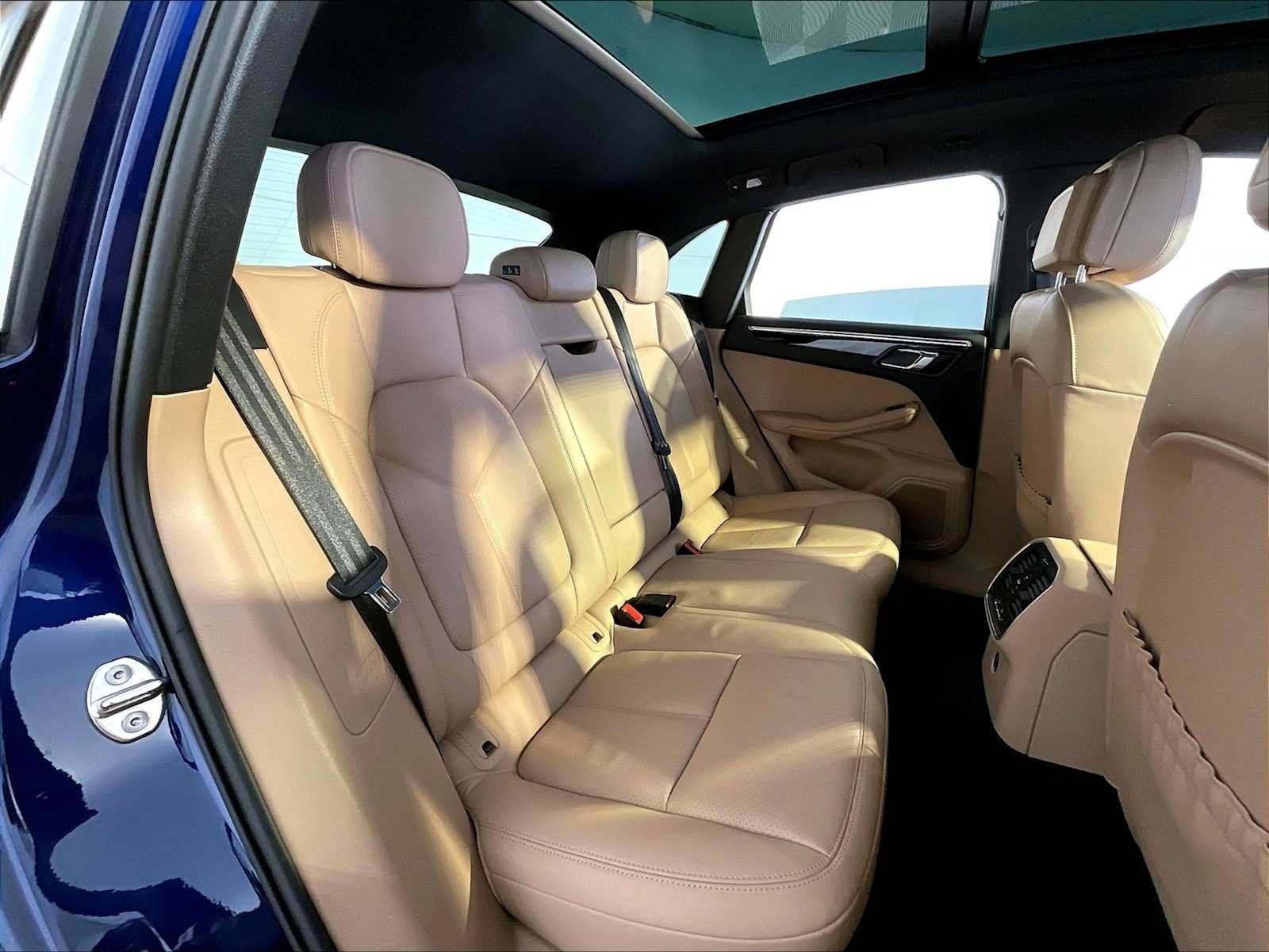 Certified 2023 Porsche Macan AWD/4WD image 23