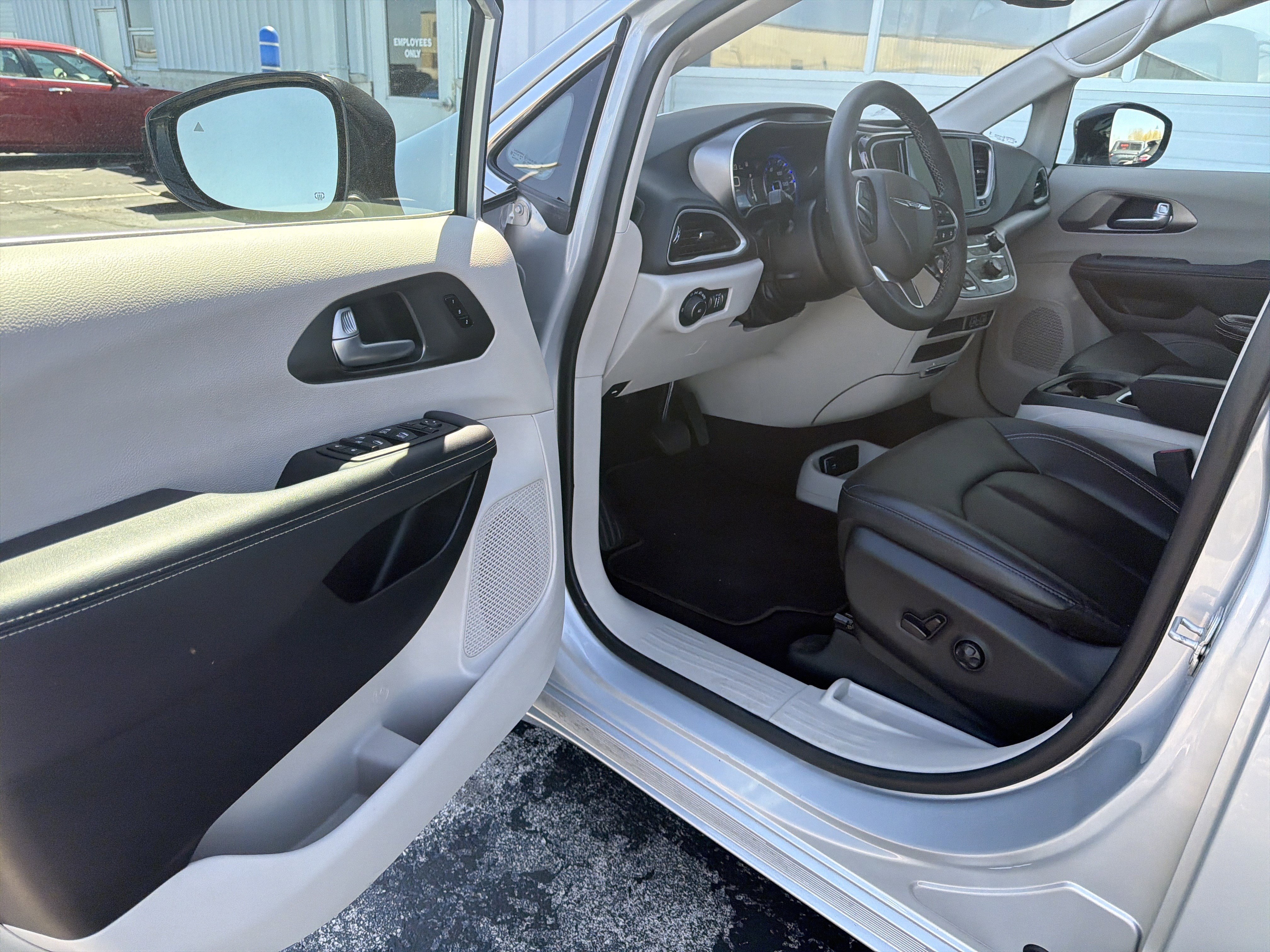 Used 2024 Chrysler Pacifica Touring-L FWD image 22