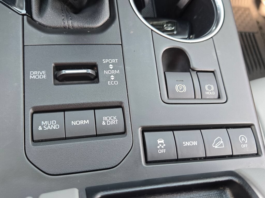 Used 2021 Toyota Highlander XLE AWD/4WD image 30