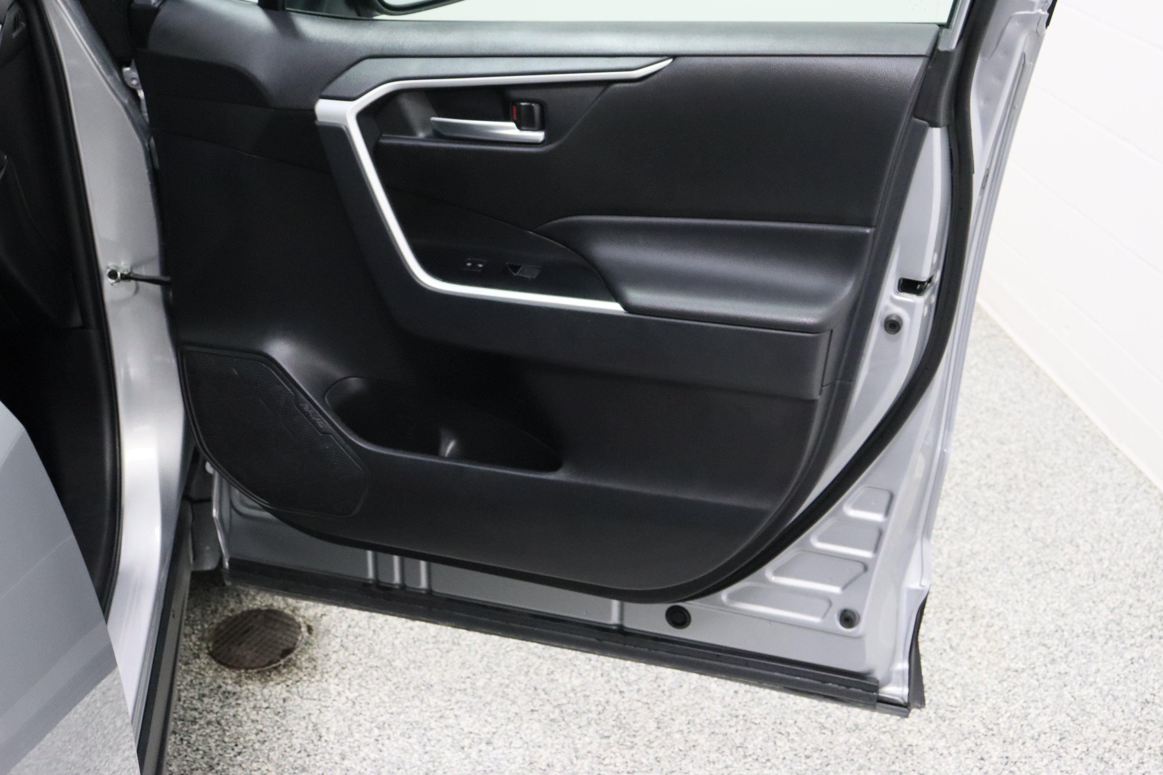 Used 2025 Toyota RAV4 XLE FWD image 35