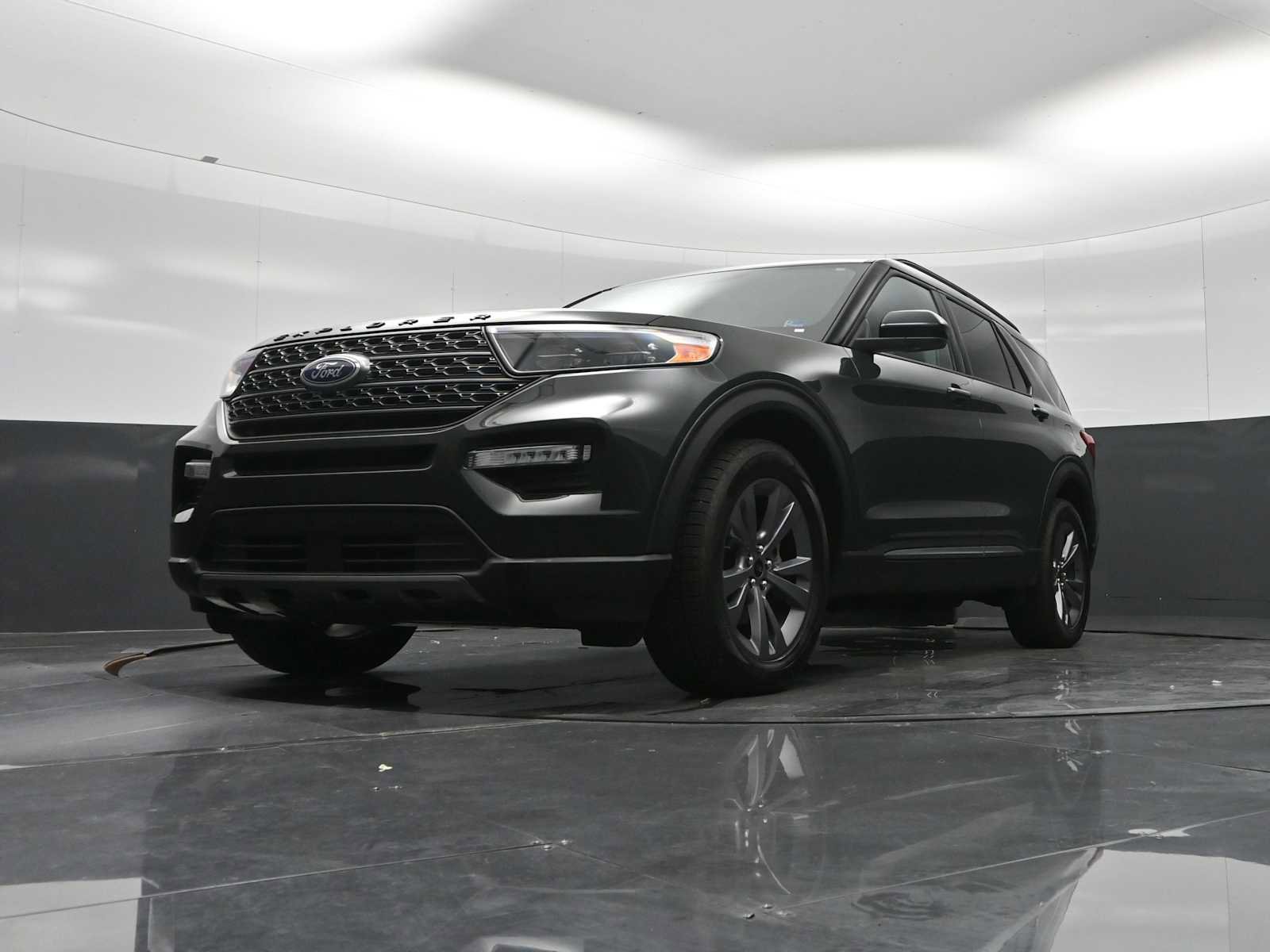Used 2023 Ford Explorer XLT w/ Equipment Group 202A AWD/4WD image 29