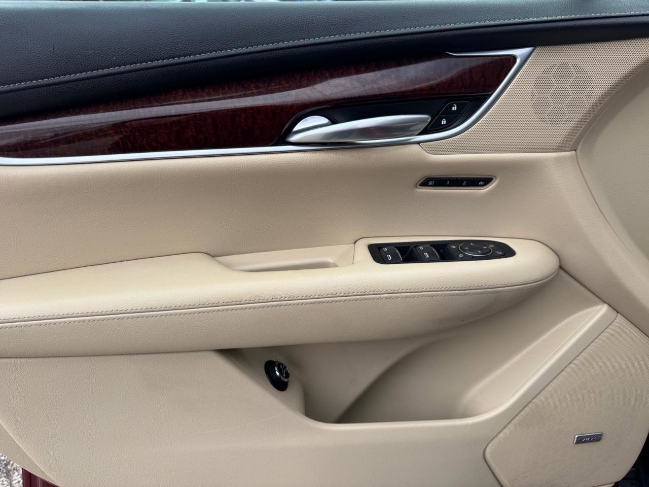 Used 2018 Cadillac XT5 Luxury w/ Driver Awareness Package AWD/4WD image 23