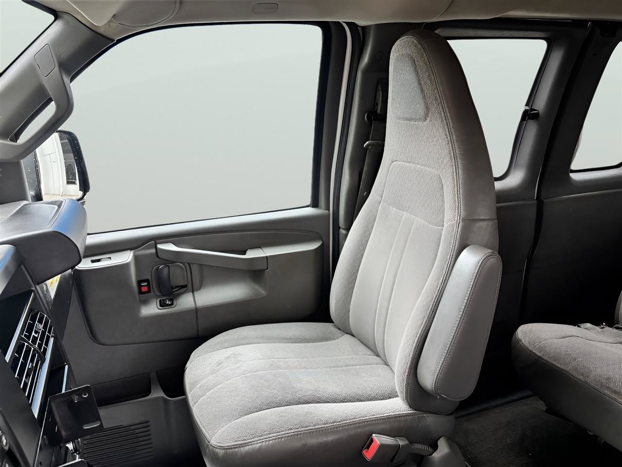 Used 2016 Chevrolet Express 3500 LT w/ LT Preferred Equipment Group RWD image 13