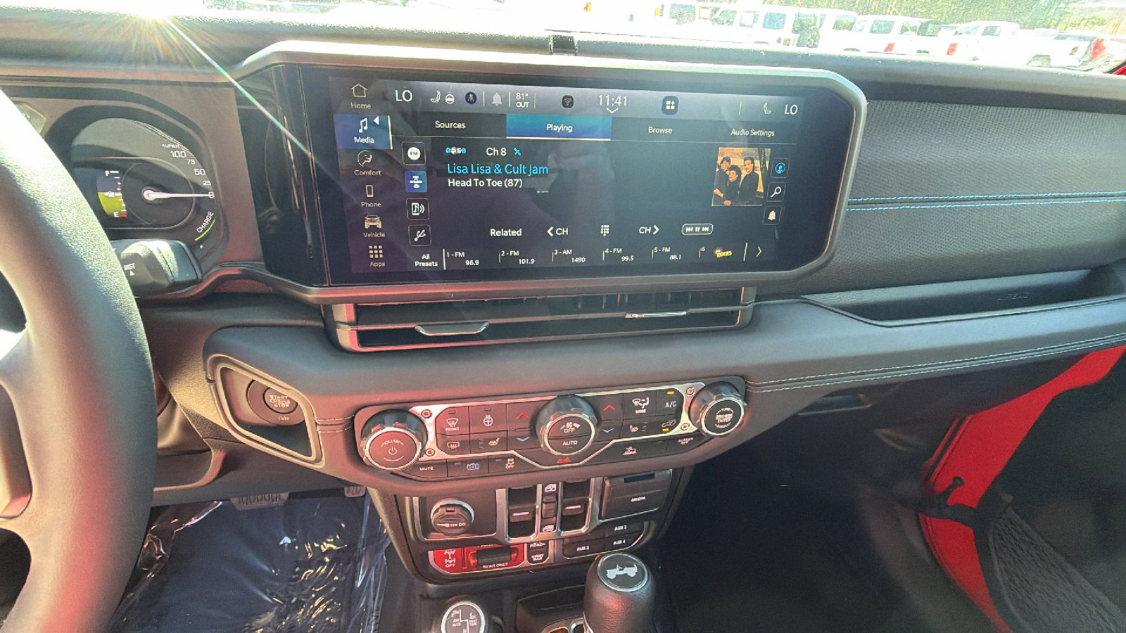 Used 2025 Jeep Wrangler Unlimited Rubicon 4xe w/ Convenience Group AWD/4WD image 32