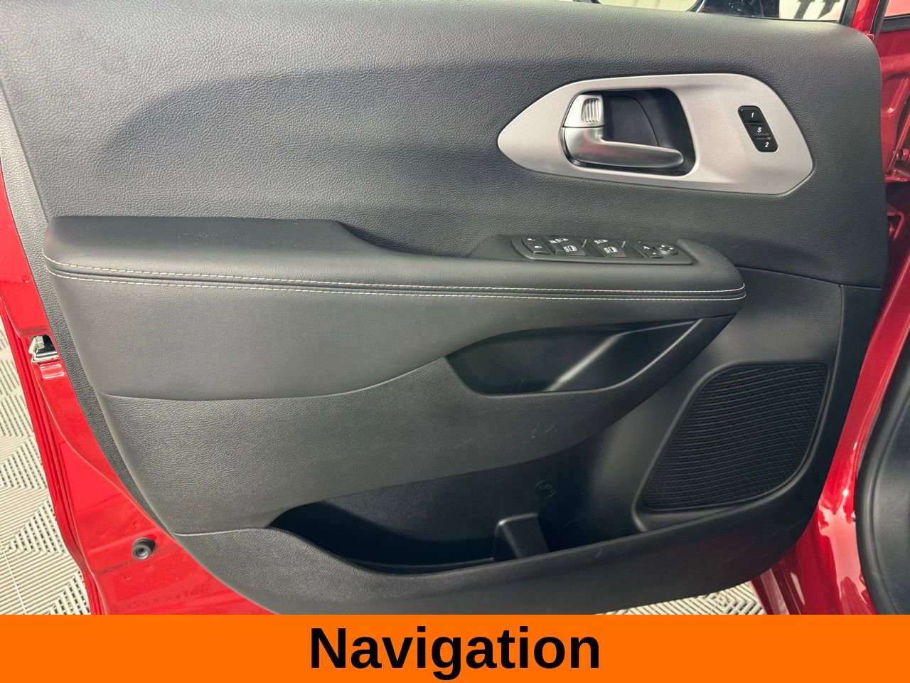 Used 2025 Chrysler Pacifica Limited image 10