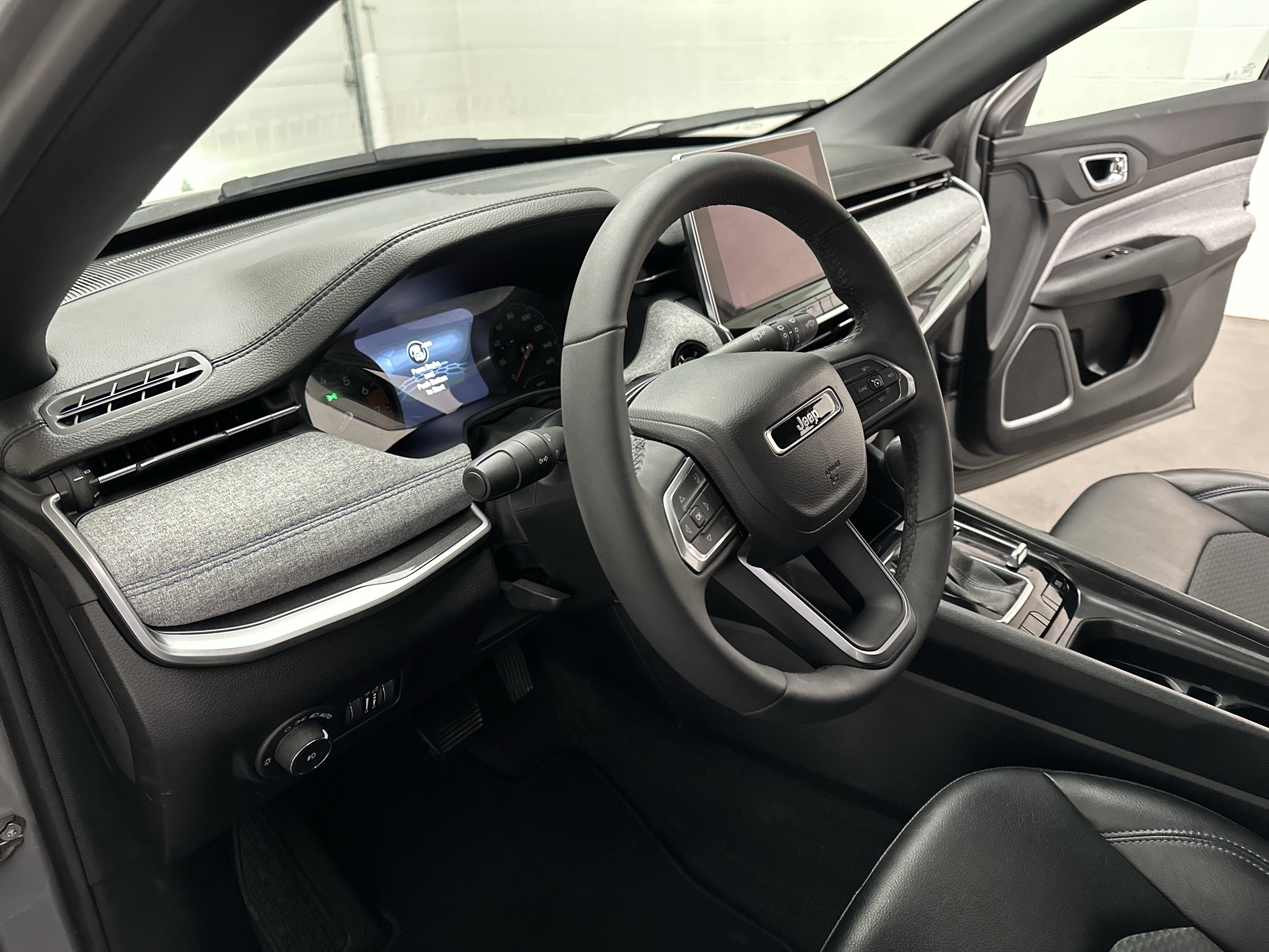 Used 2023 Jeep Compass Latitude AWD/4WD image 16