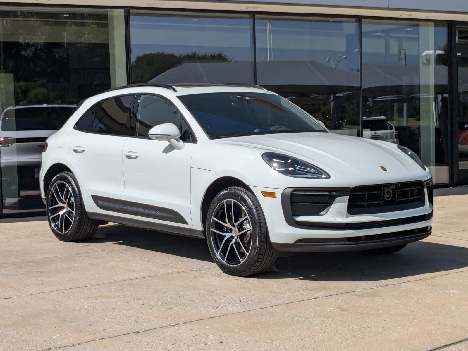 Certified 2025 Porsche Macan image 7