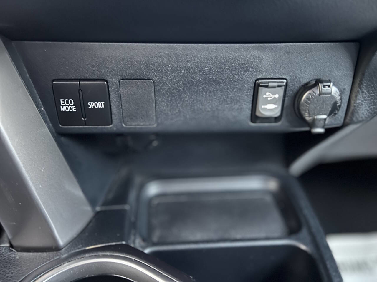 Used 2017 Toyota RAV4 LE image 30