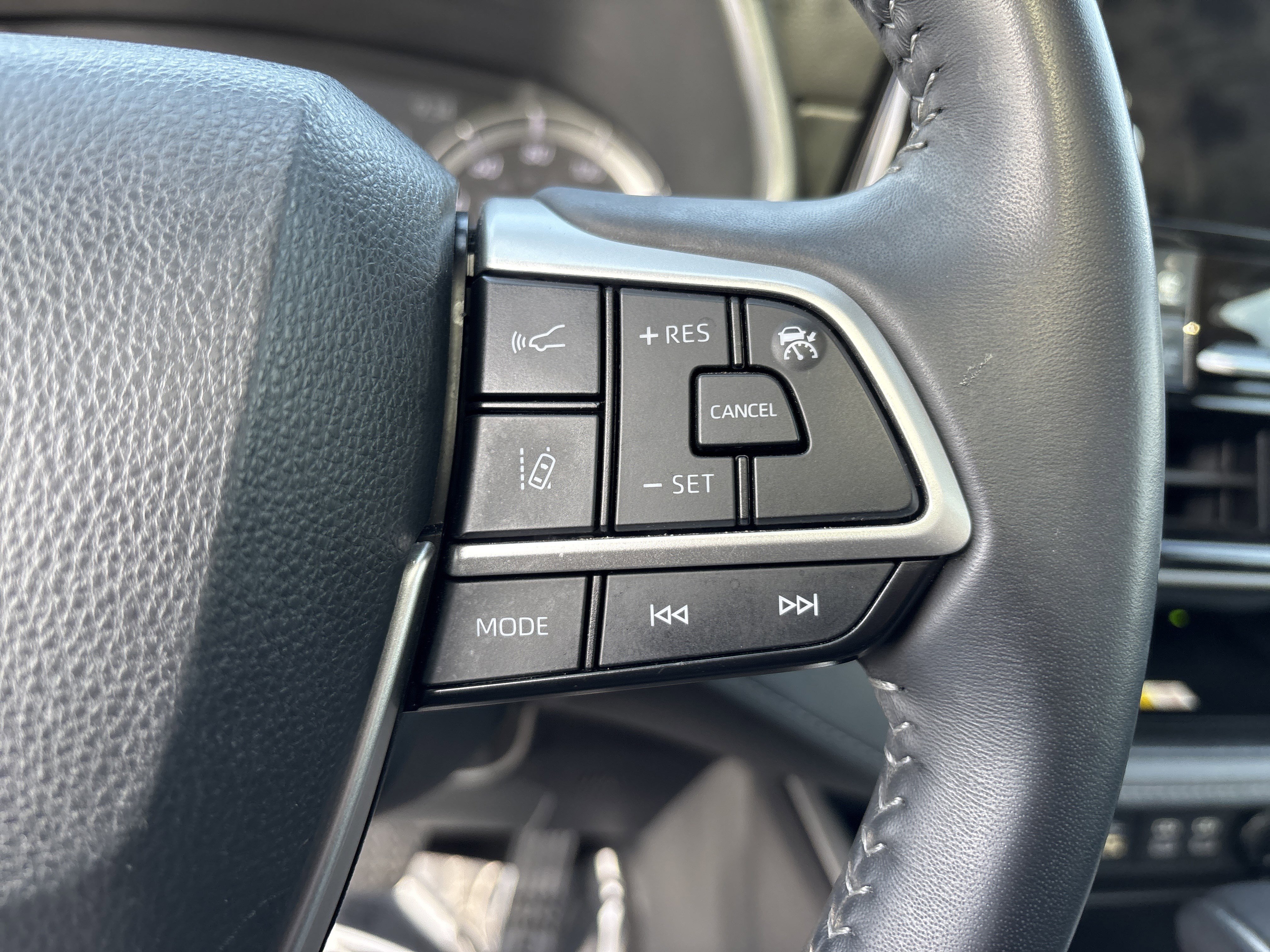 Used 2023 Toyota Highlander XLE AWD/4WD image 19