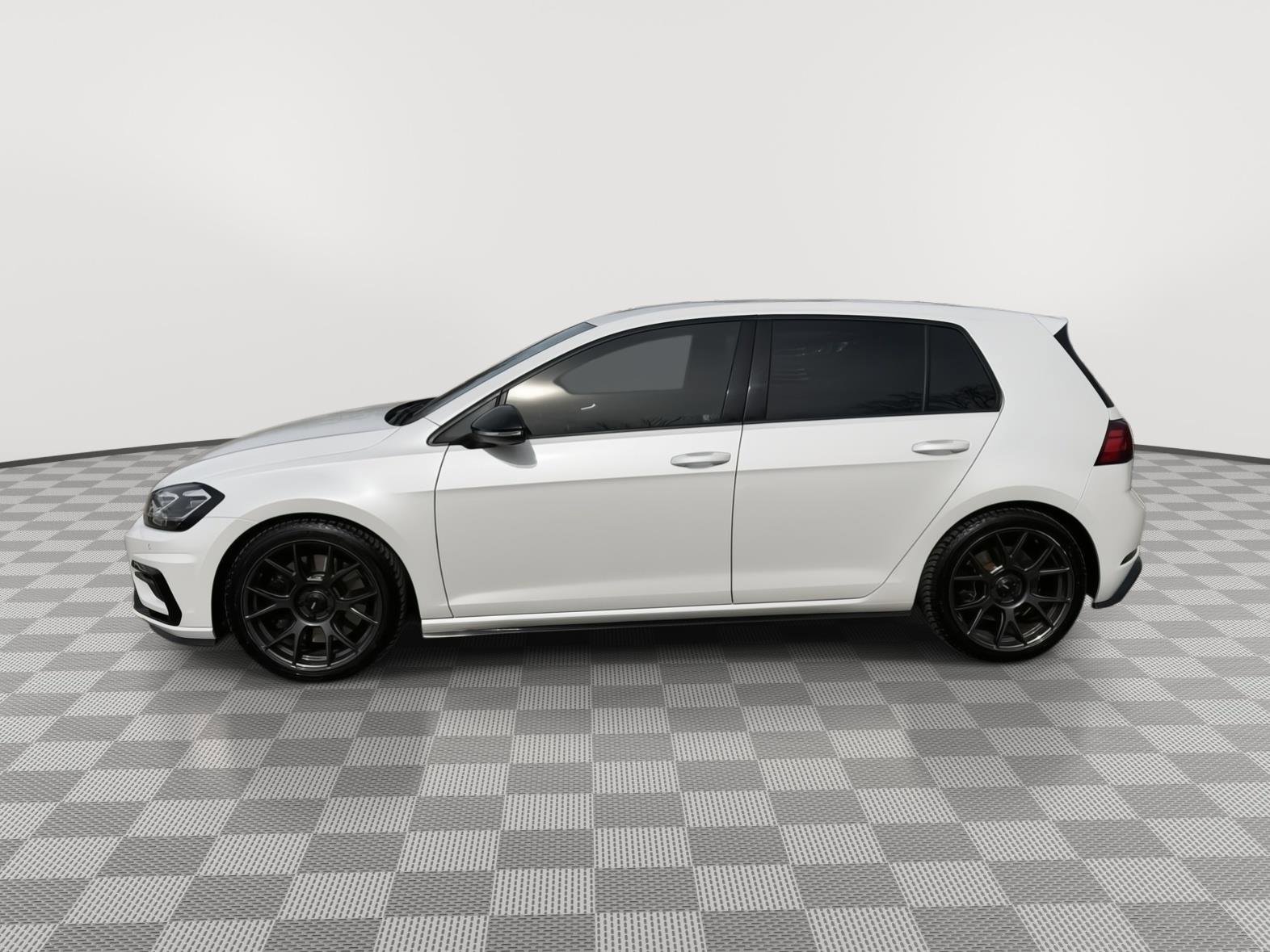 Used 2018 Volkswagen Golf R 4-Door image 4