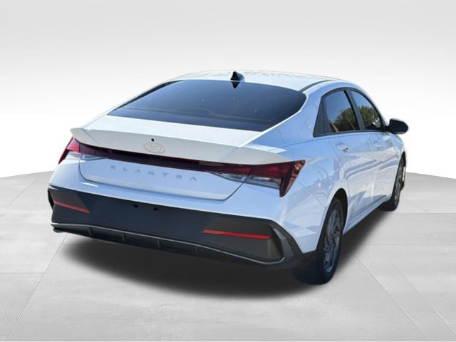 Used 2024 Hyundai Elantra SEL FWD image 5