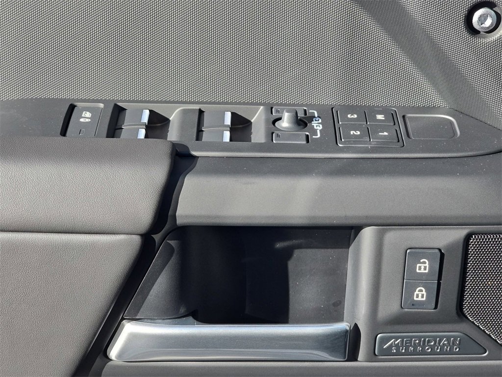New 2026 Land Rover Defender 130 X-Dynamic SE image 29