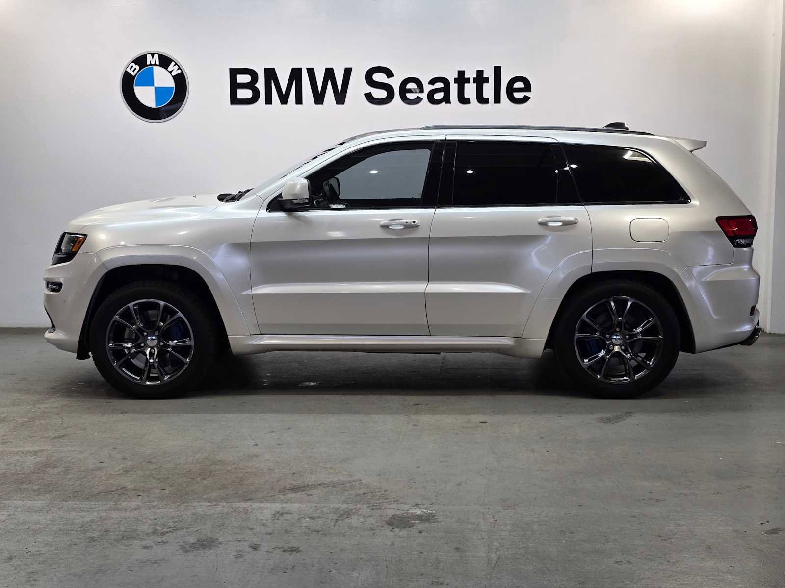 Used 2015 Jeep Grand Cherokee SRT w/ Luxury Group II image 3