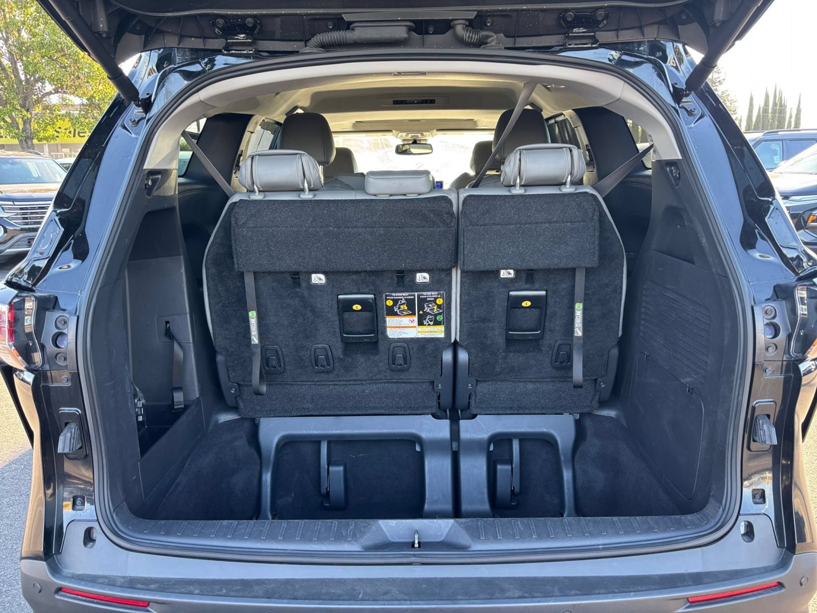 Used 2025 Toyota Sienna XLE FWD image 34