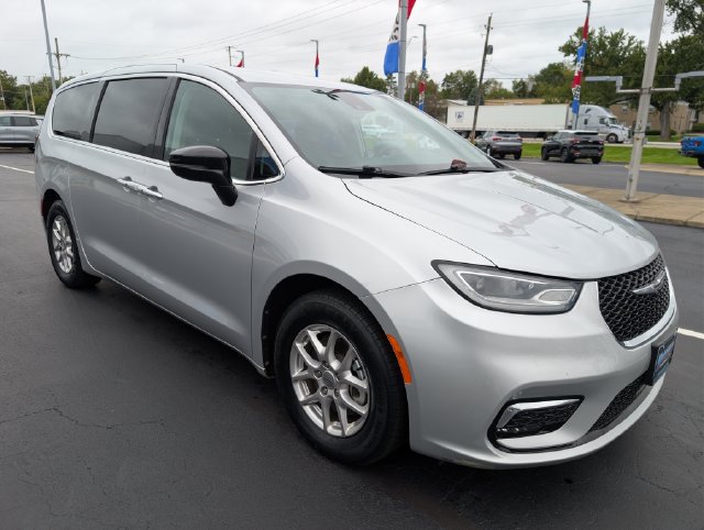 Used 2024 Chrysler Pacifica Touring-L FWD image 7