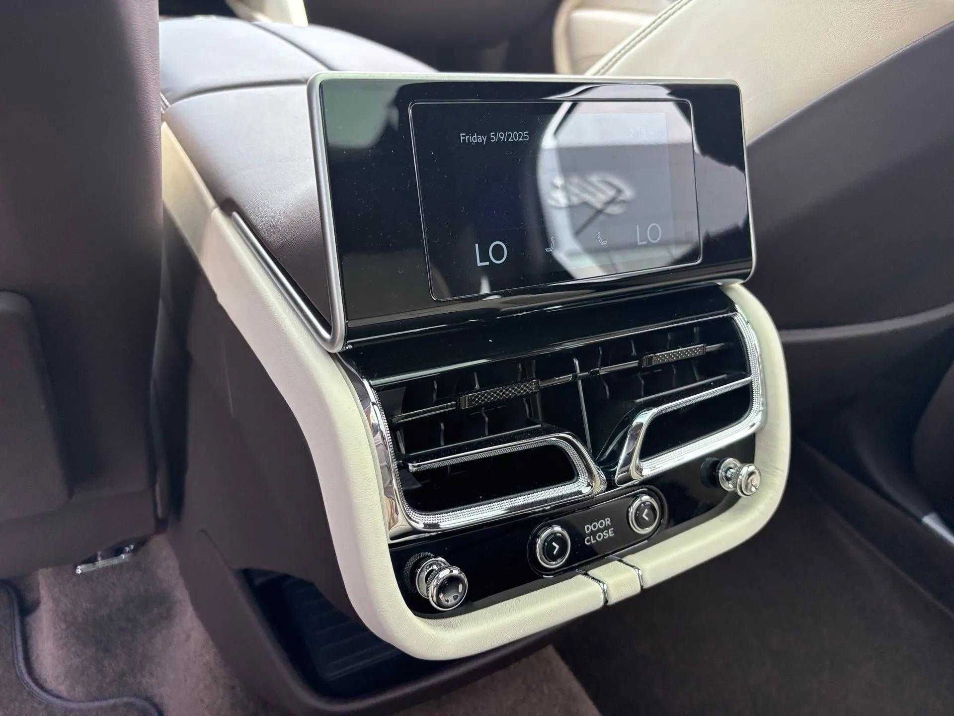 New 2025 Bentley Bentayga Extended Wheelbase image 27