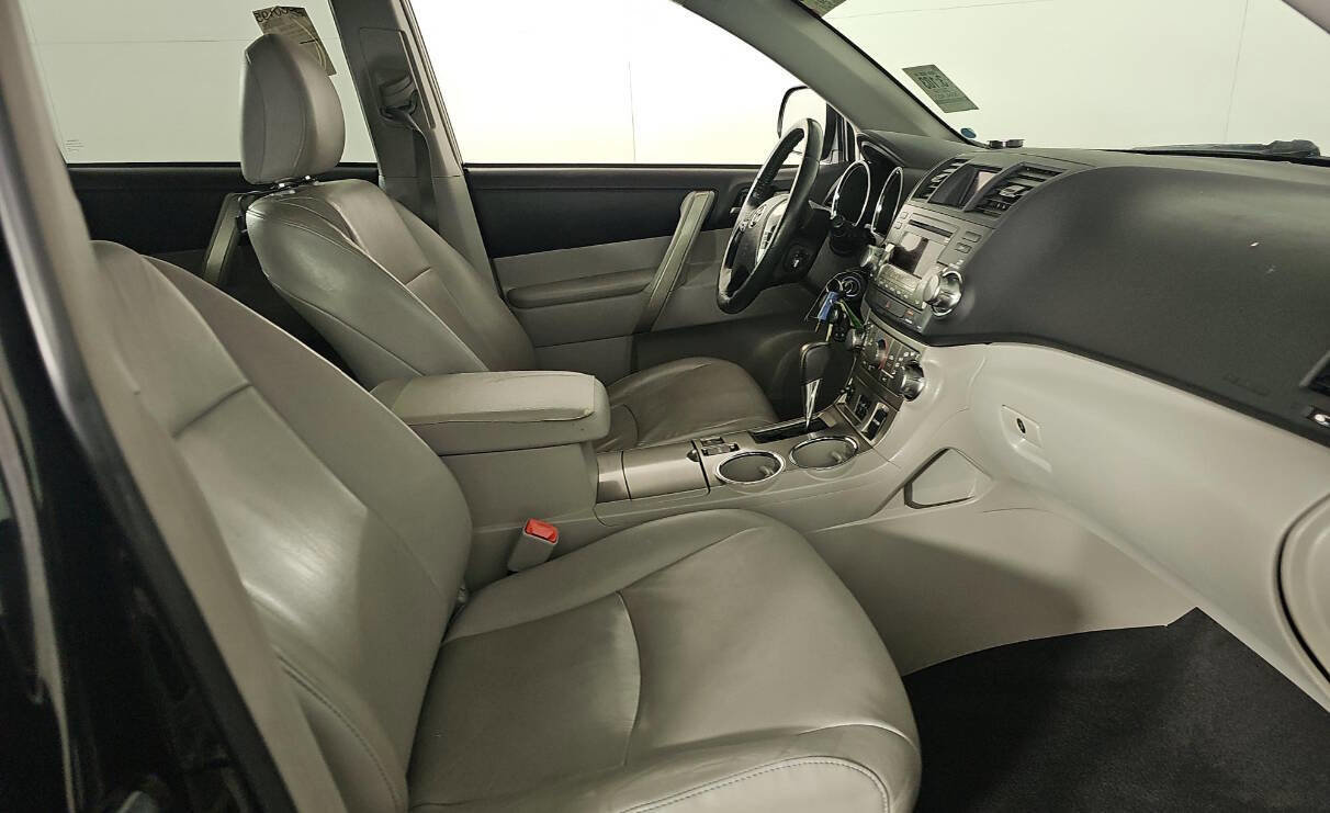 Used 2012 Toyota Highlander SE w/ Tow Pkg AWD/4WD image 15