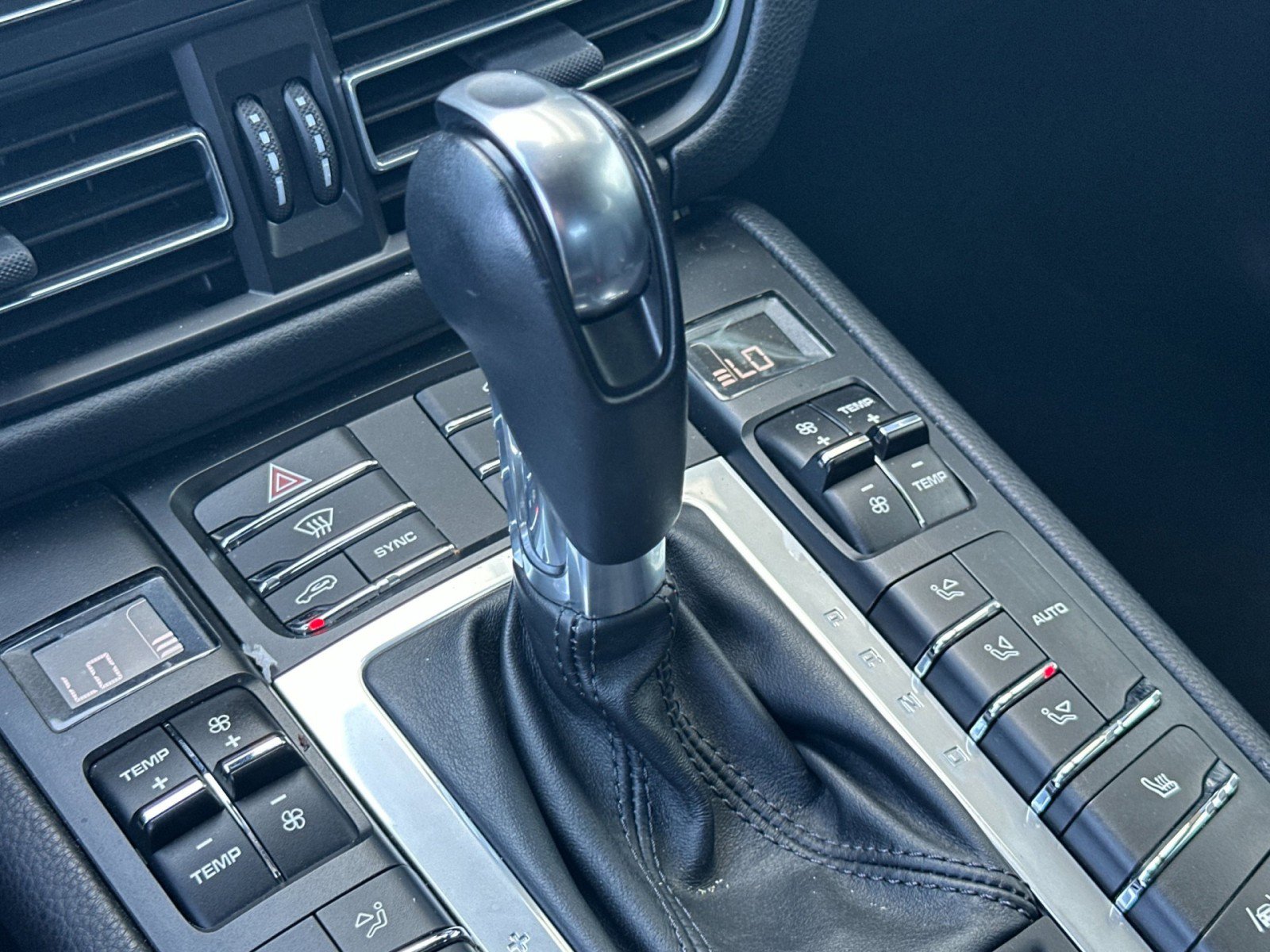Certified 2021 Porsche Macan AWD/4WD image 22