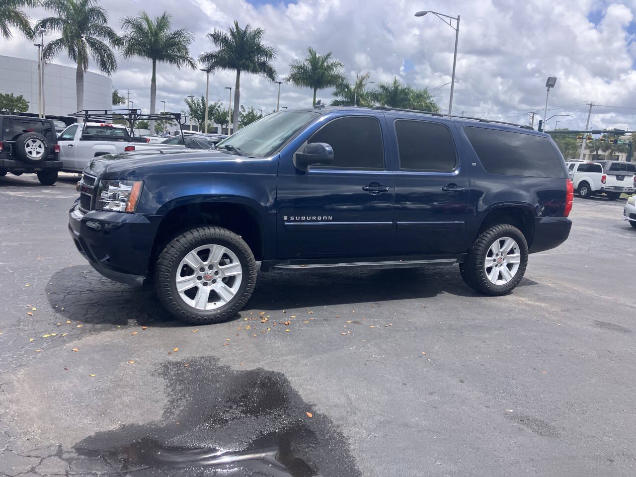 Used 2007 Chevrolet Suburban LT w/ LT Preferred Equipment Group RWD image 2