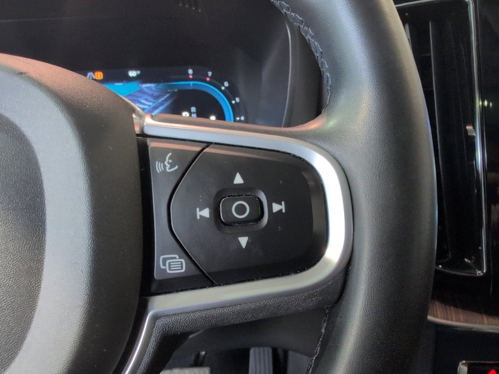 Used 2022 Volvo XC60 B5 Momentum w/ Advanced Package image 16