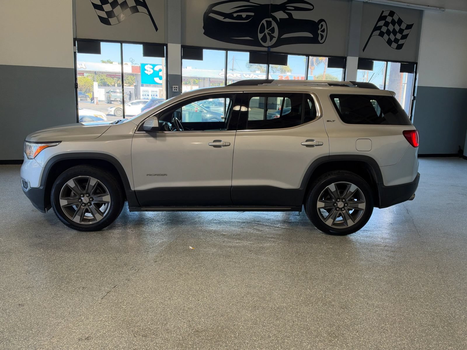 Used 2017 GMC Acadia SLT AWD/4WD image 4