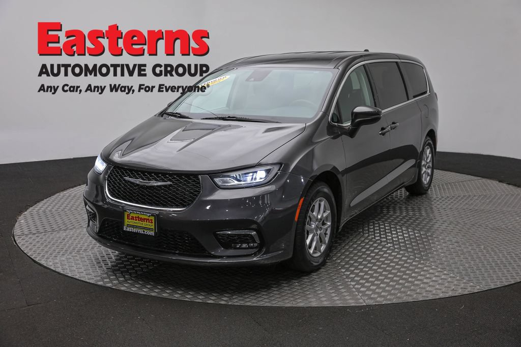Used 2023 Chrysler Pacifica Touring-L FWD image 1