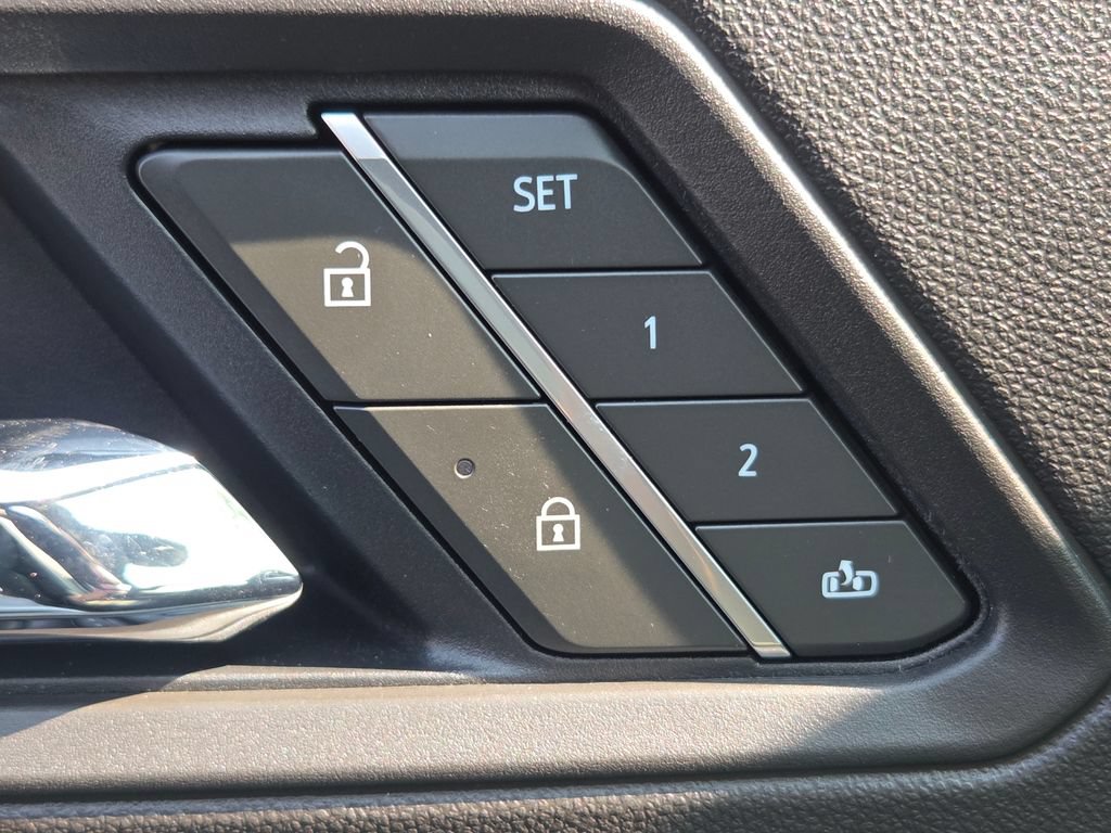 Used 2025 Chevrolet Colorado ZR2 w/ Technology Package AWD/4WD image 8