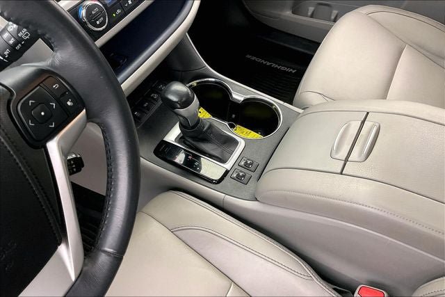 Used 2015 Toyota Highlander XLE AWD/4WD image 16