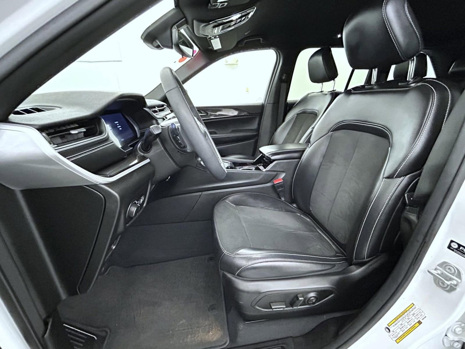 Certified 2023 Jeep Grand Cherokee Altitude AWD/4WD image 10