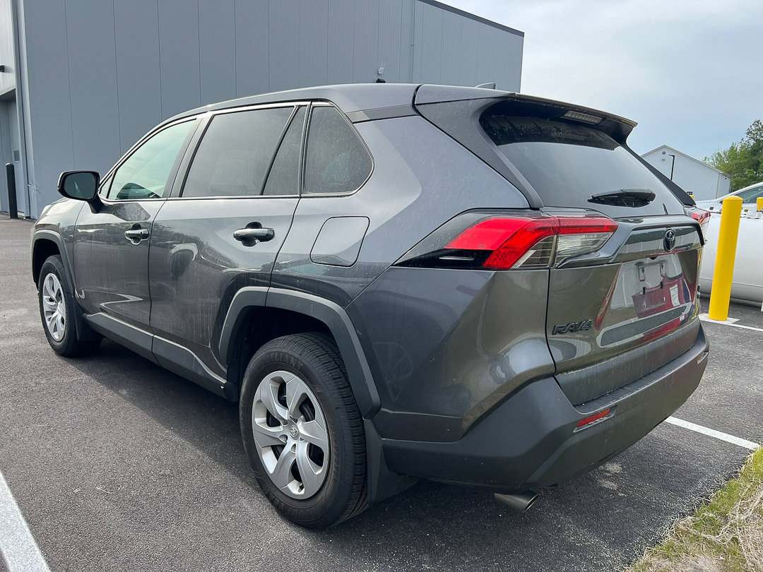 Used 2022 Toyota RAV4 LE AWD/4WD image 2