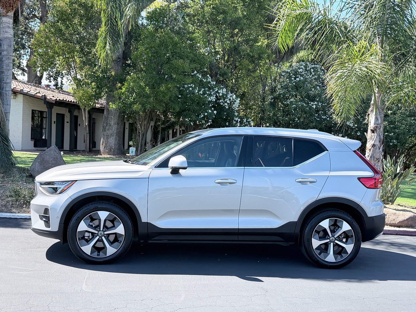 Used 2025 Volvo XC40 B5 Plus AWD/4WD image 2