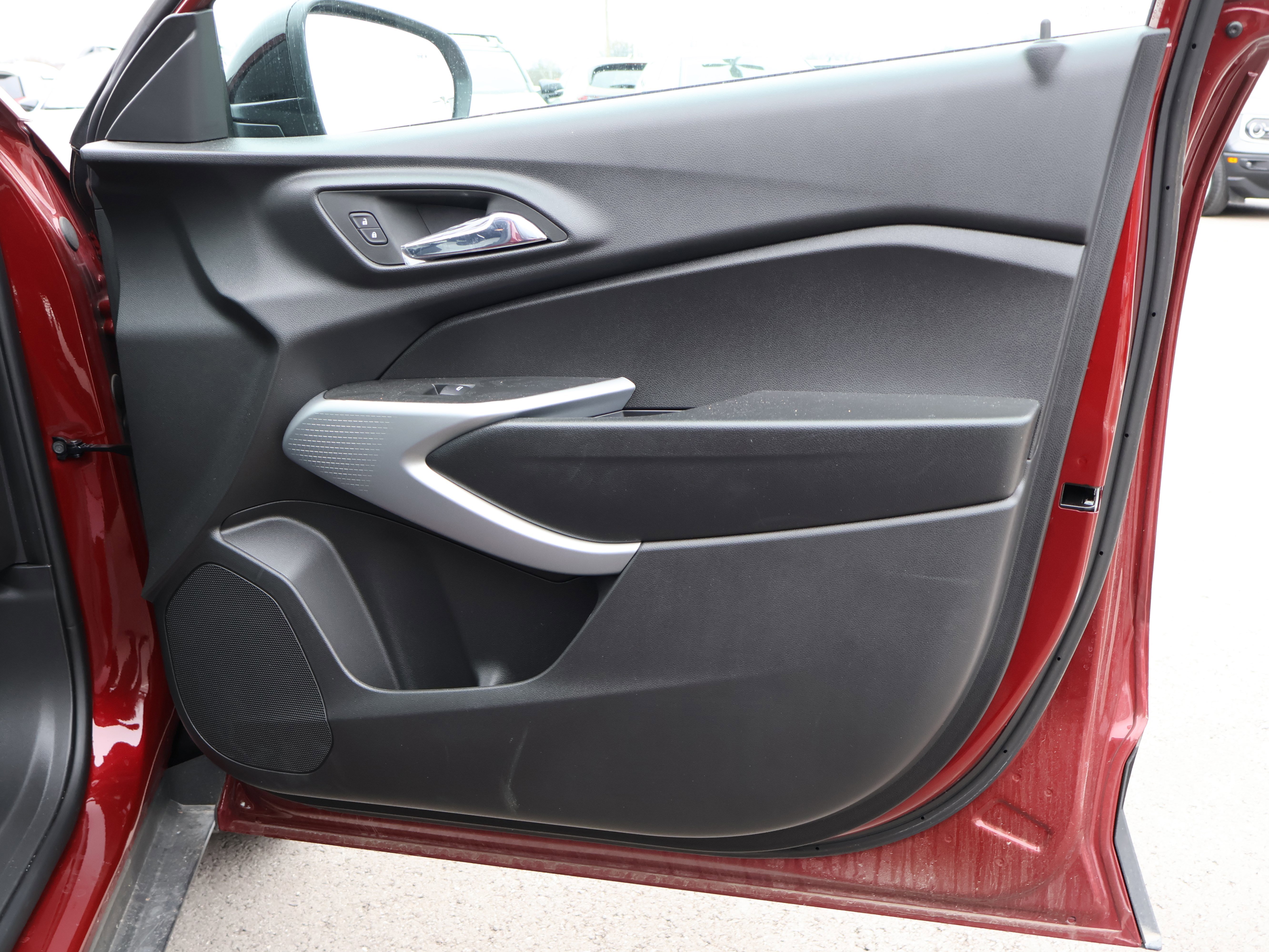 Used 2025 Chevrolet Trax RS w/ Sunroof Package image 9