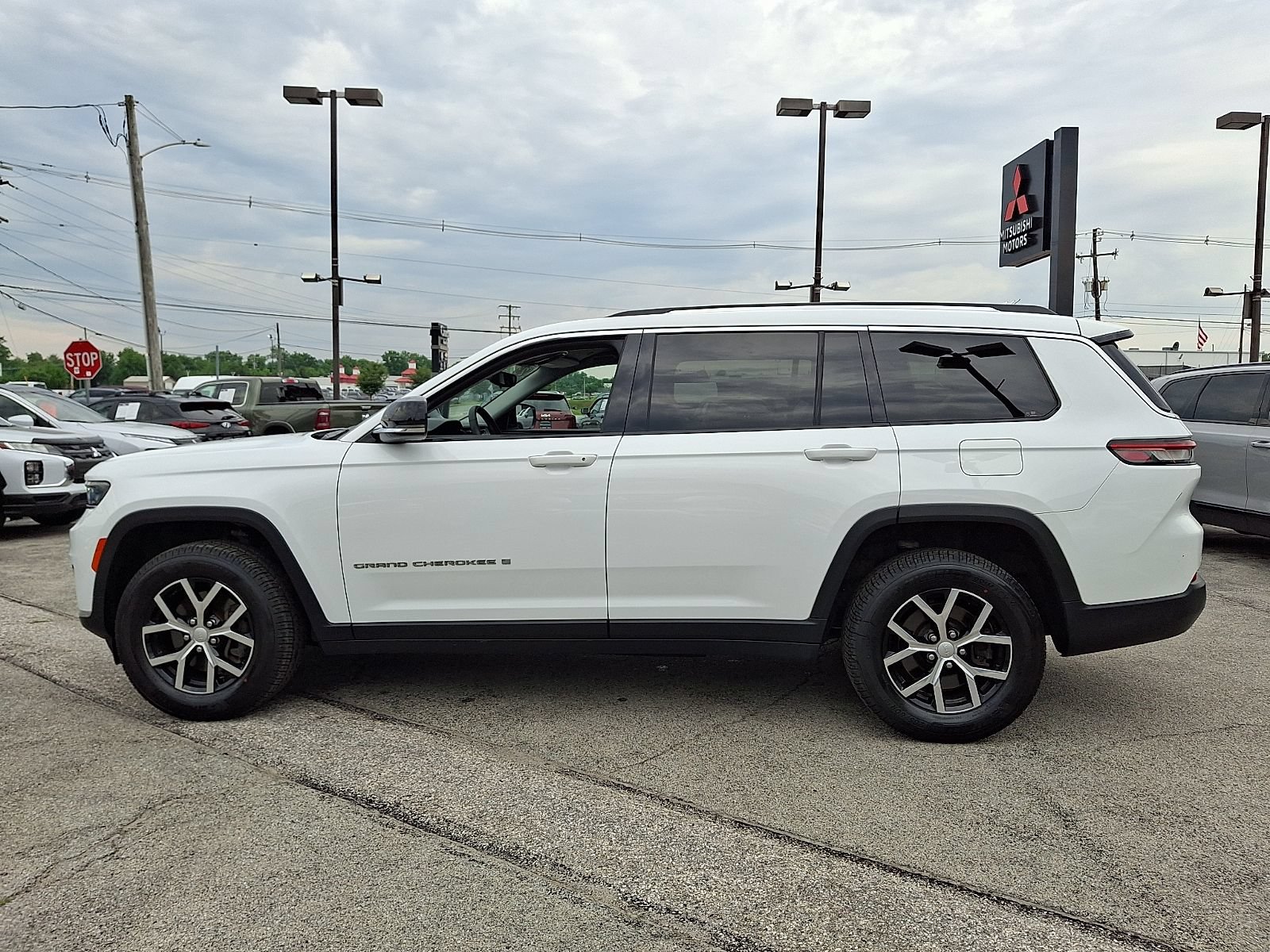Used 2023 Jeep Grand Cherokee L Limited w/ Trailer Tow Group (B) AWD/4WD image 4