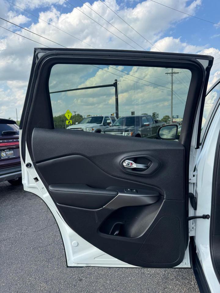 Used 2021 Jeep Cherokee Latitude AWD/4WD image 17