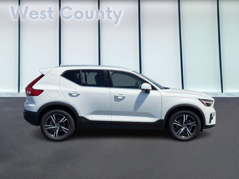 Certified 2025 Volvo XC40 B5 Core AWD/4WD image 2