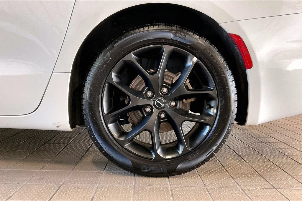 Used 2025 Chrysler Pacifica Limited FWD image 34