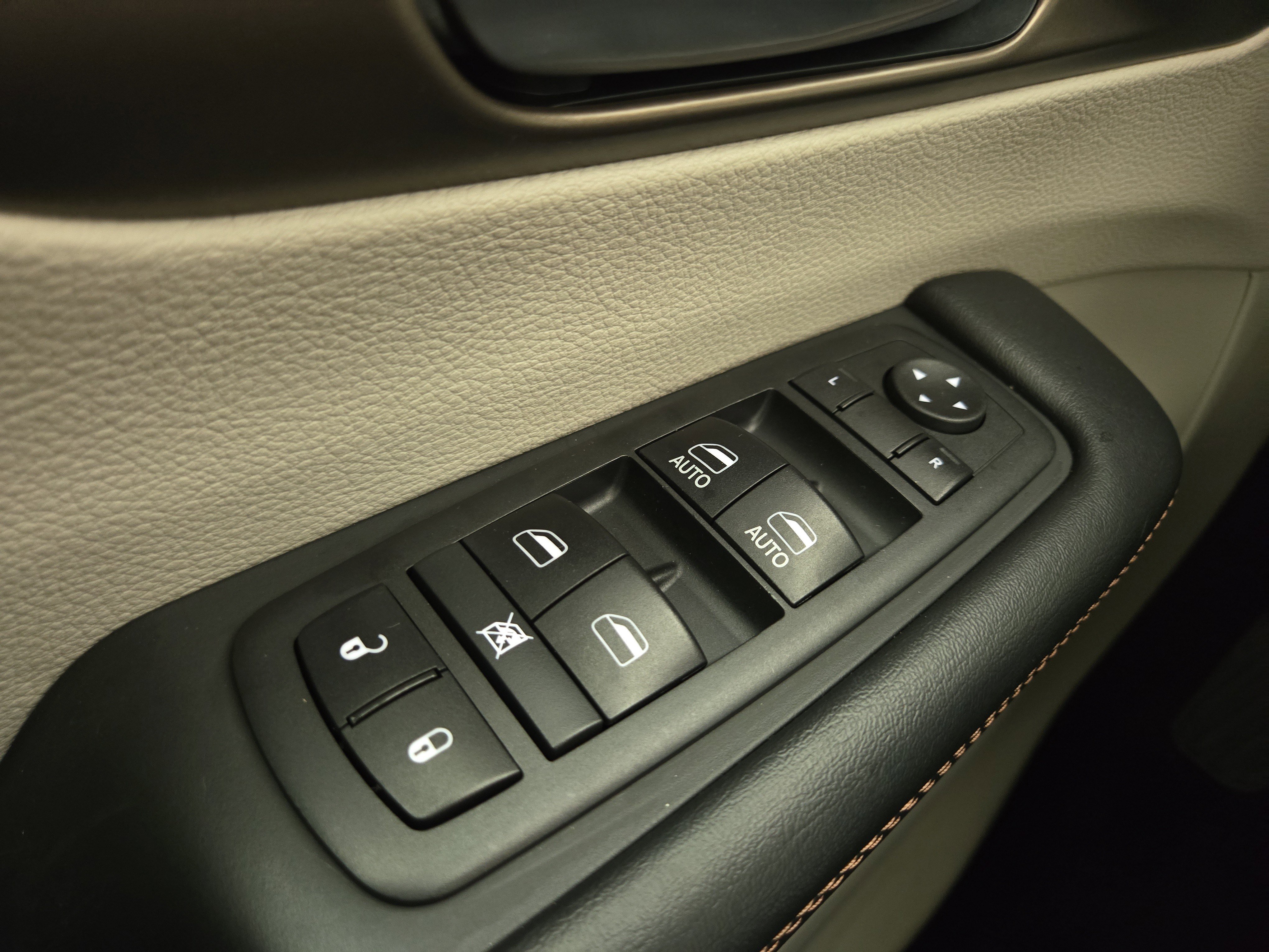 Used 2017 Chrysler Pacifica Touring-L image 32