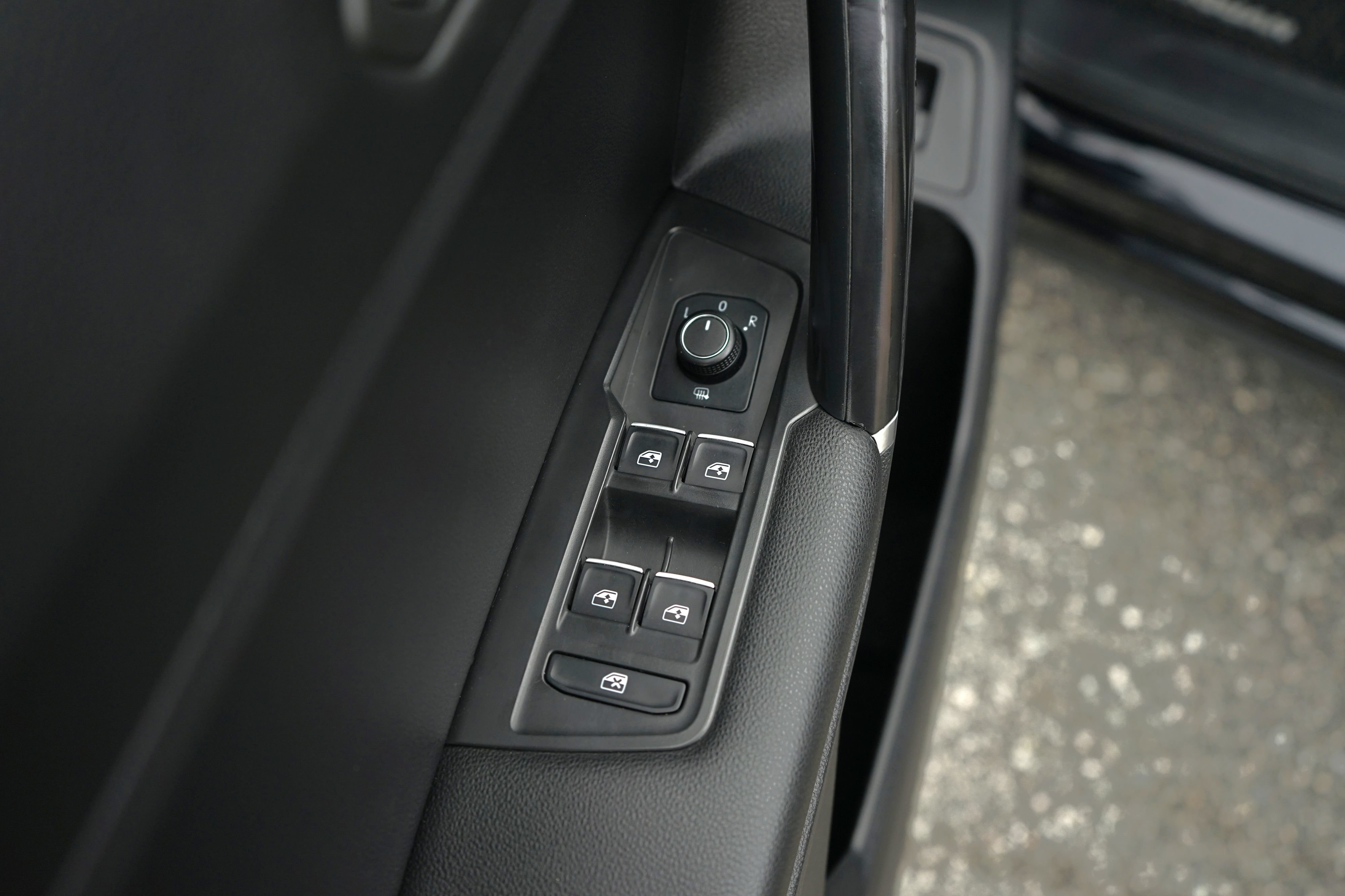 Used 2020 Volkswagen Tiguan SEL w/ 3rd Row Seat Package AWD/4WD image 11