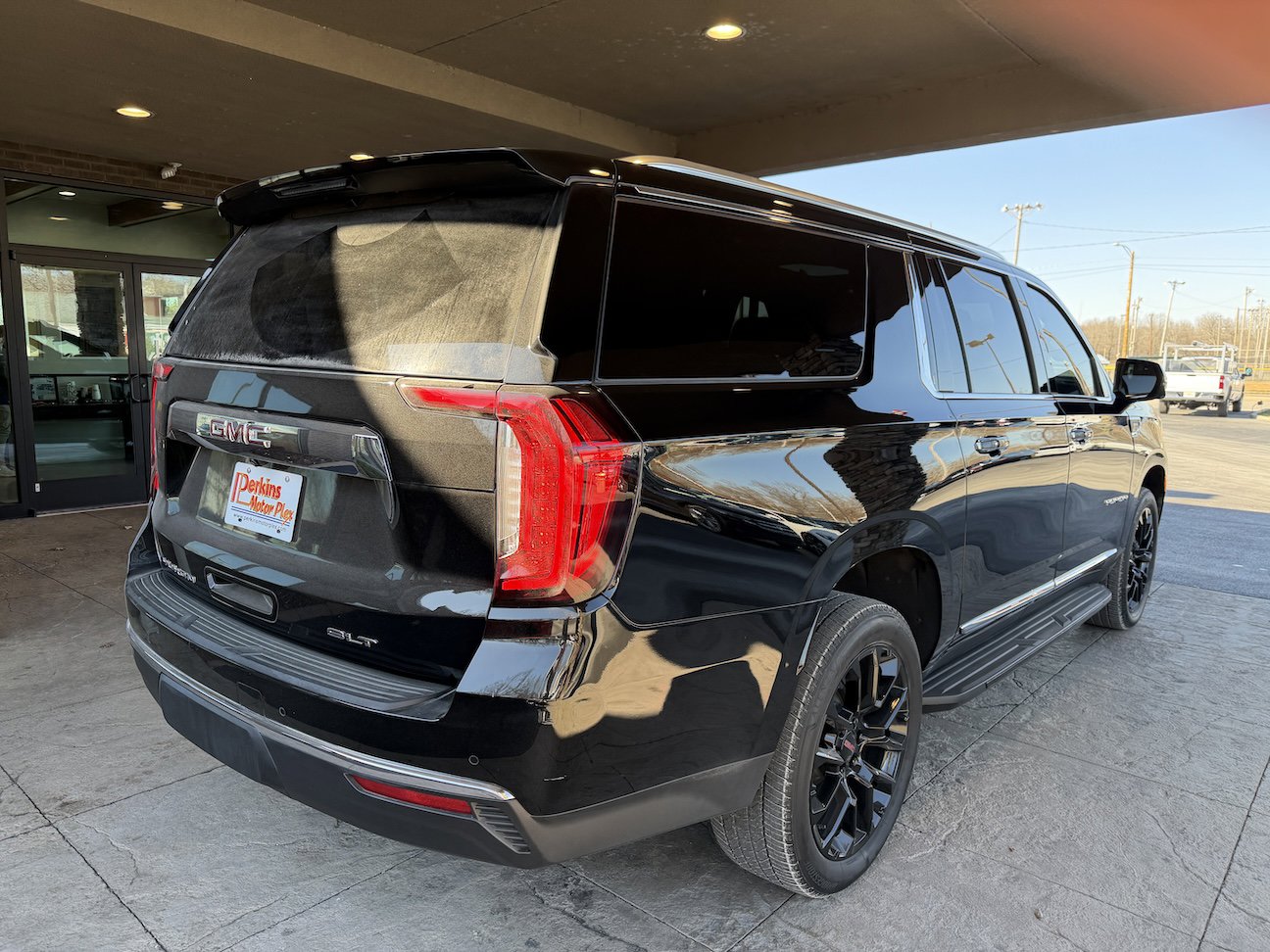 Used 2023 GMC Yukon XL SLT w/ SLT Luxury Package image 6
