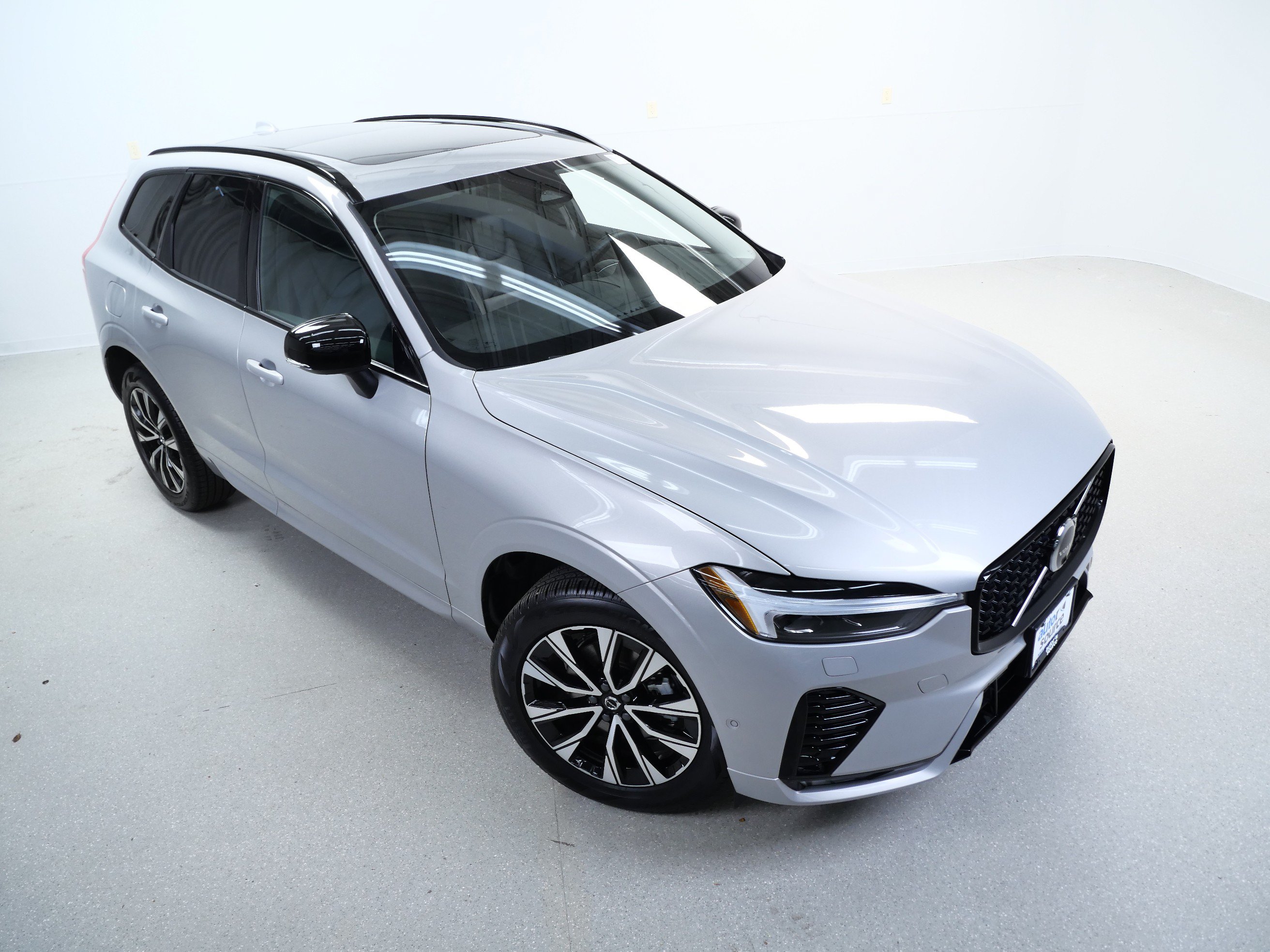 Used 2025 Volvo XC60 B5 Plus w/ Climate Package AWD/4WD image 4