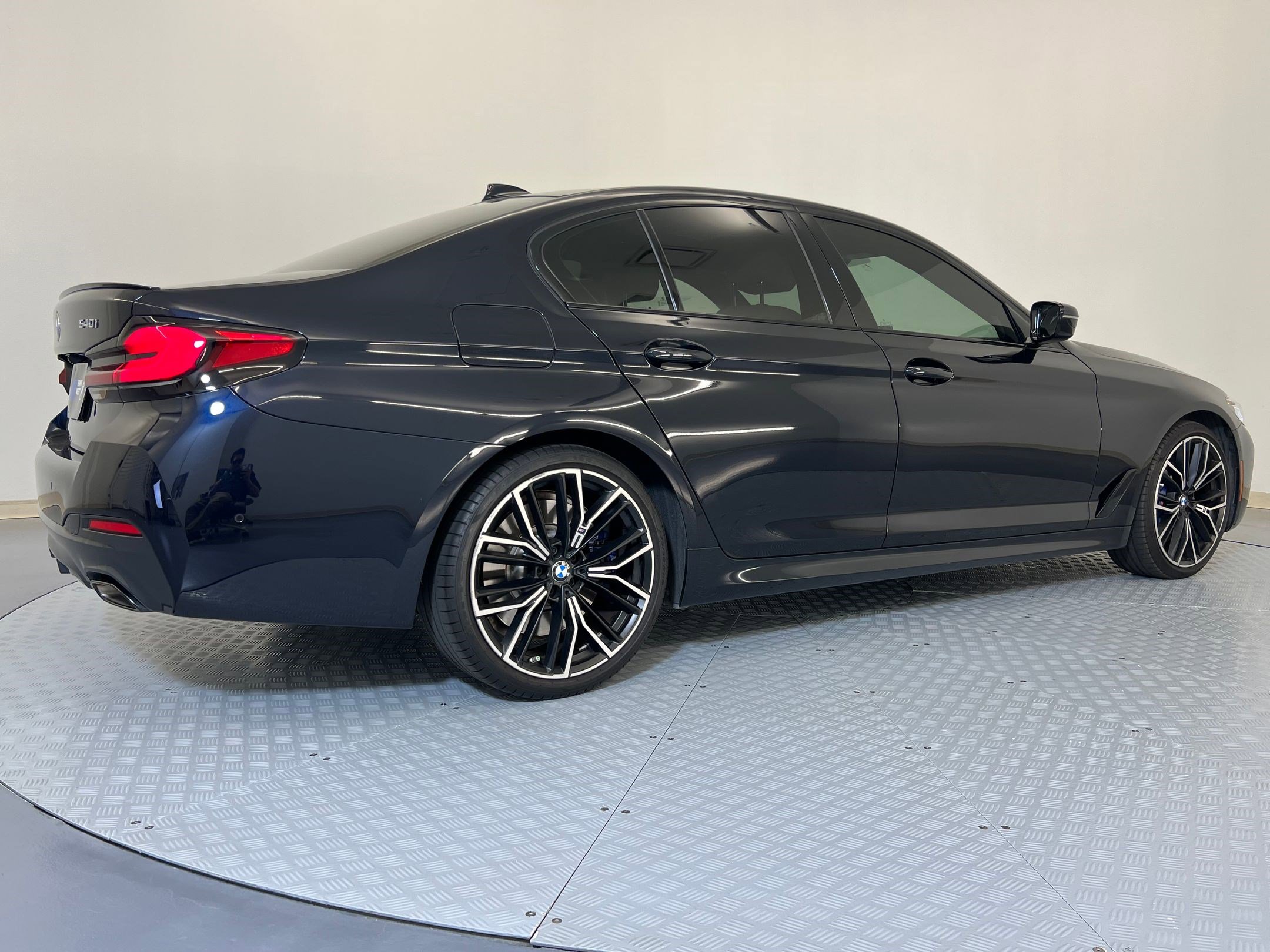 Used 2023 BMW 540i w/ M Sport Package image 9