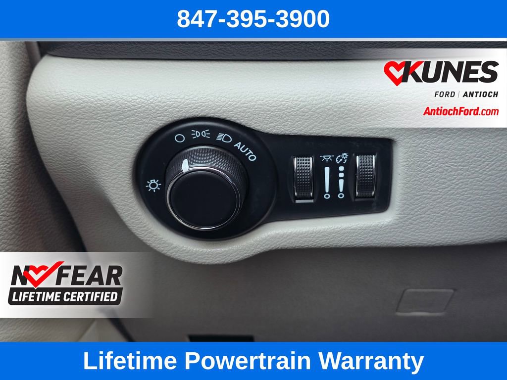 Used 2022 Chrysler Voyager LX image 36