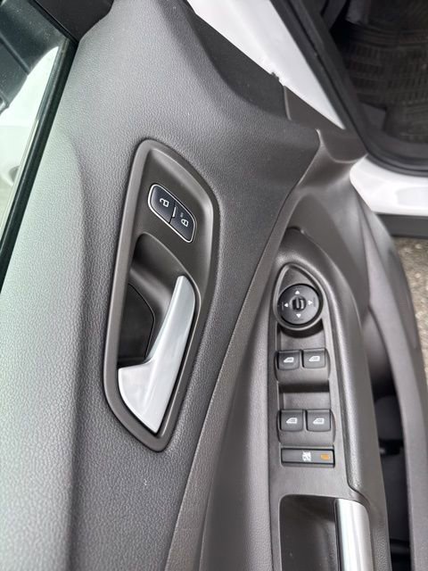 Used 2017 Ford Escape SE w/ SE Sport Appearance Package image 16