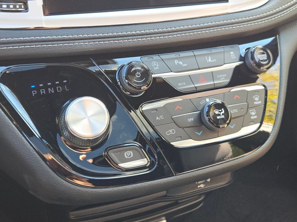 New 2026 Chrysler Pacifica Select FWD image 25