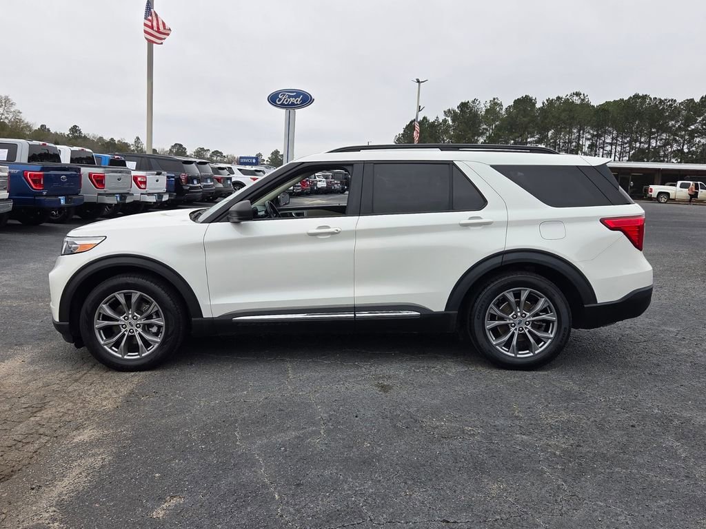 Used 2022 Ford Explorer XLT w/ Equipment Group 202A image 4