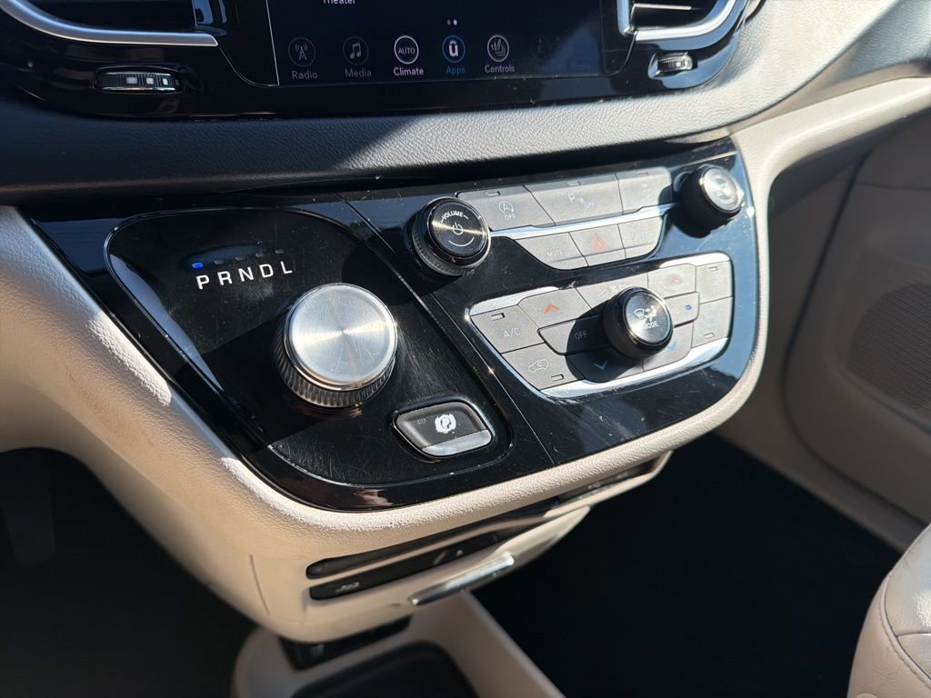 Used 2018 Chrysler Pacifica Touring-L Plus w/ Tire & Wheel Group image 32