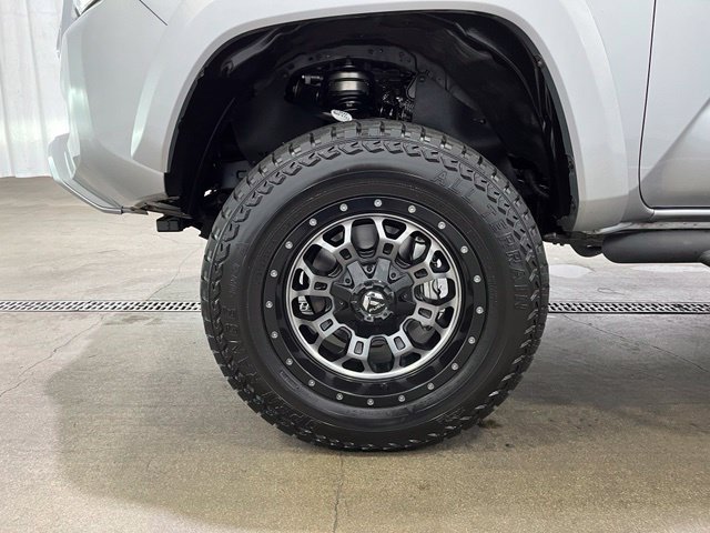 Used 2022 Toyota Tacoma Limited w/ Black Out Package (TMS) AWD/4WD image 27