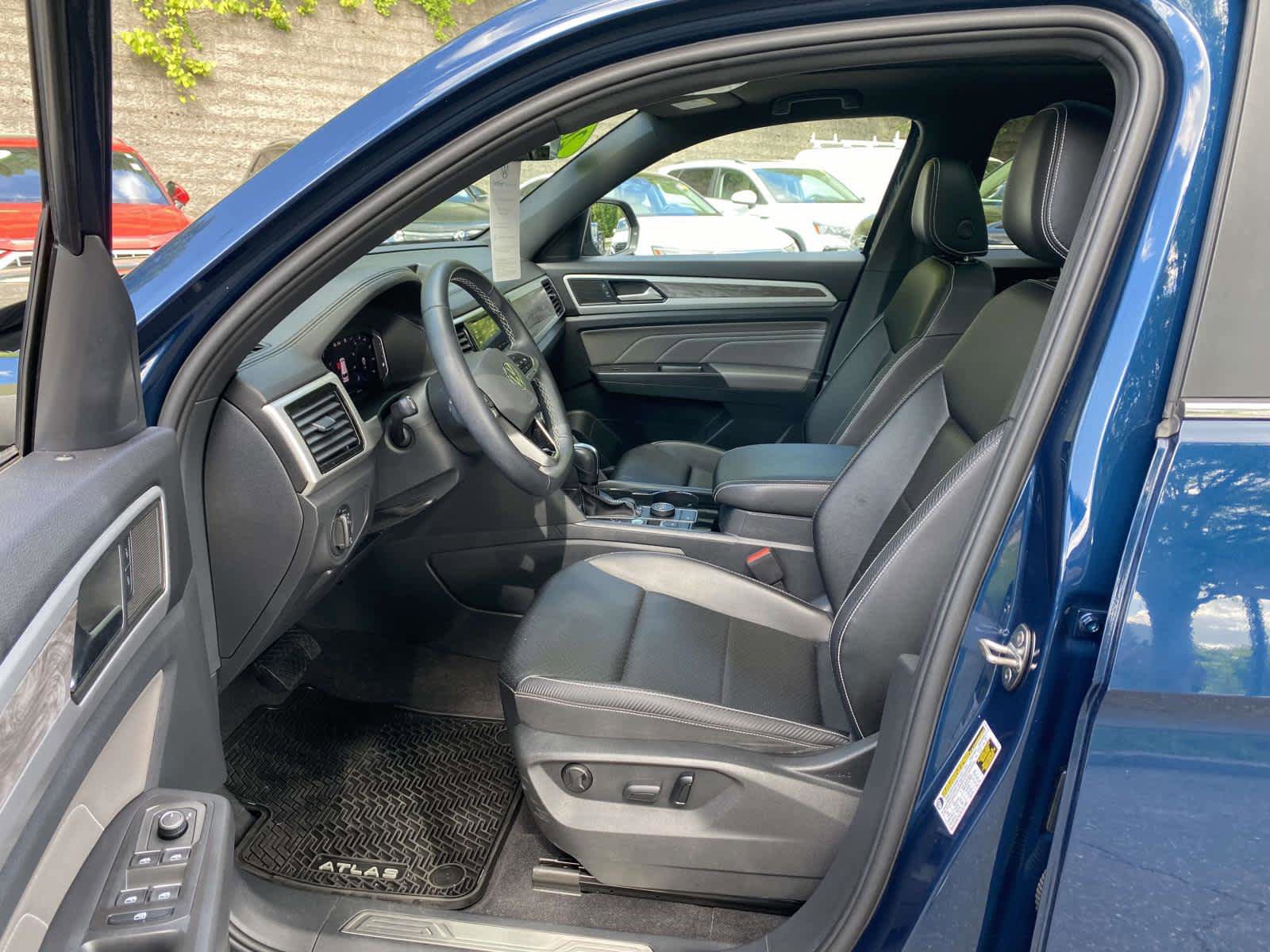 Certified 2023 Volkswagen Atlas Cross Sport SE w/ Panoramic Sunroof Package AWD/4WD image 9